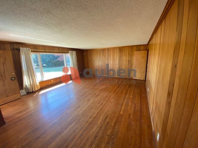 Photo - 3 Bedroom 2 Bathroom with Spacious Lot! $3...