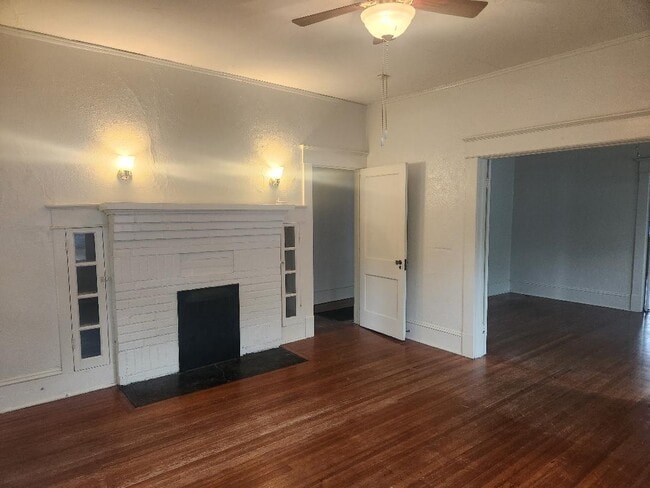 living room - 703 W Markham Ave