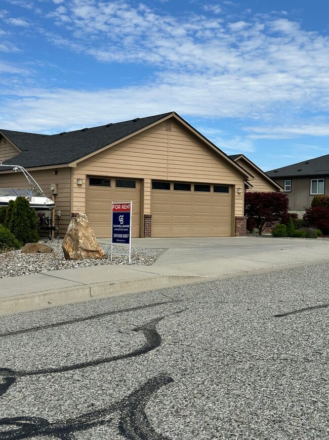 Building Photo - Beautiful Fancher Heights Home for Rent