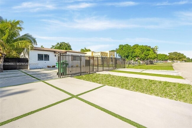 Building Photo - 911 Sharar Ave Unit 1