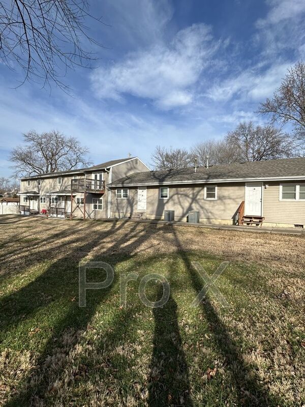 Building Photo - 1116 S Elm St