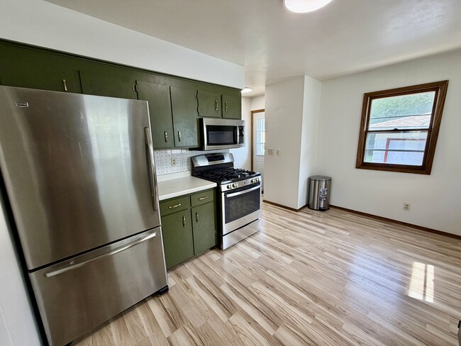 Photo - 2098 Sherwood Ave