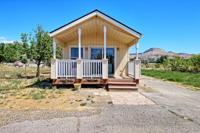 Tiny 2 bedroom Home with Mountain Views! - Tiny 2 bedroom Home with Mountain Views!