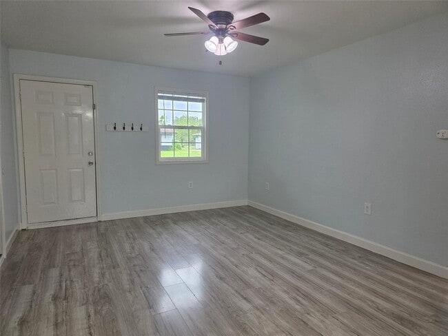 Photo - 209 Franlee St