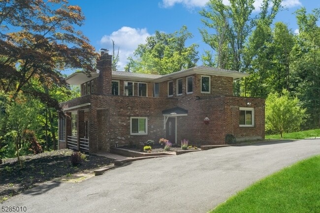 Building Photo - 242 Lake Rd