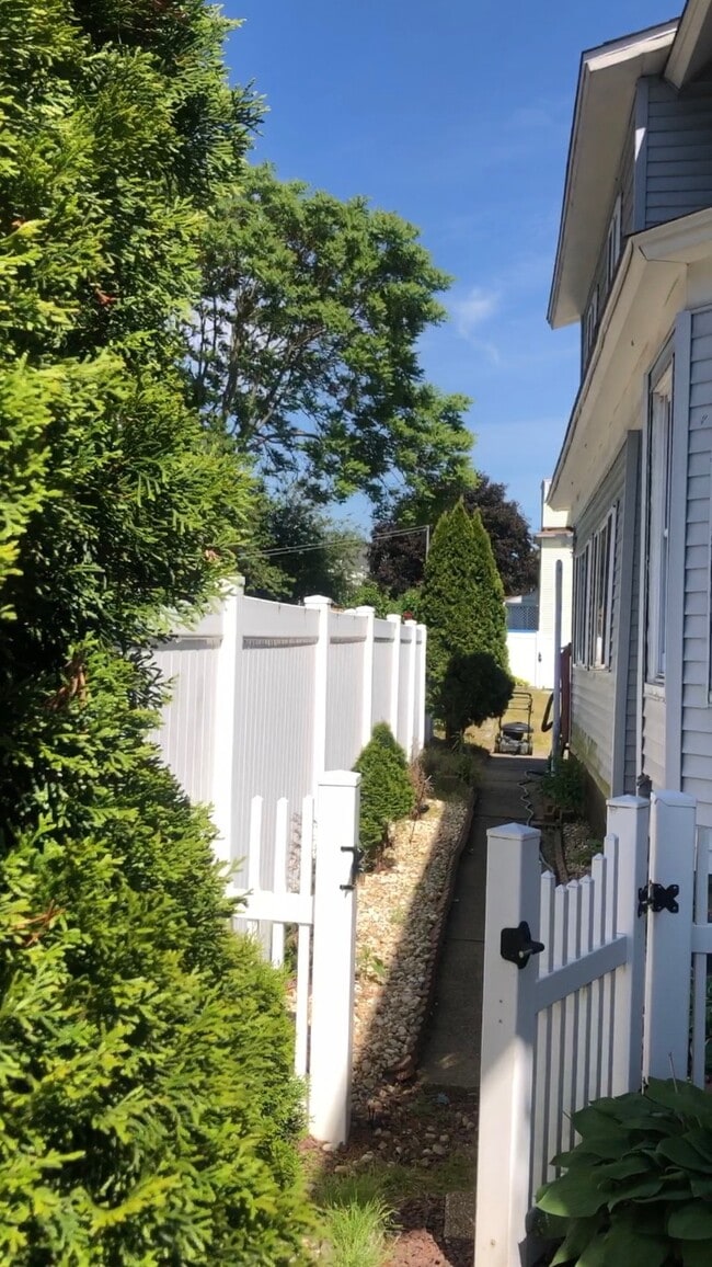 Building Photo - 47 Parkin St Rental