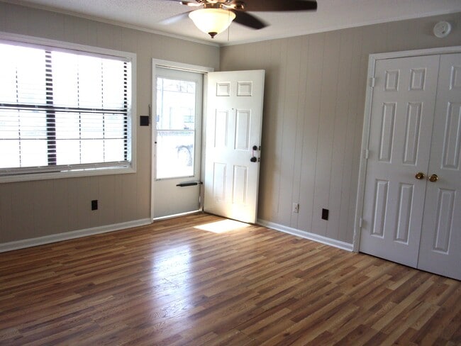 Photo - 1823 India Hook Rd