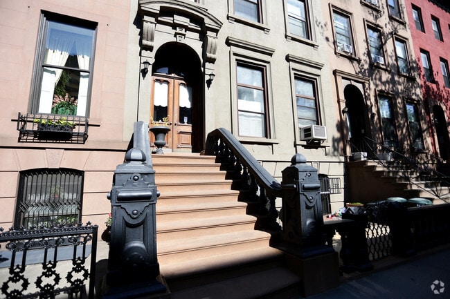 Photo - 392 Clinton St