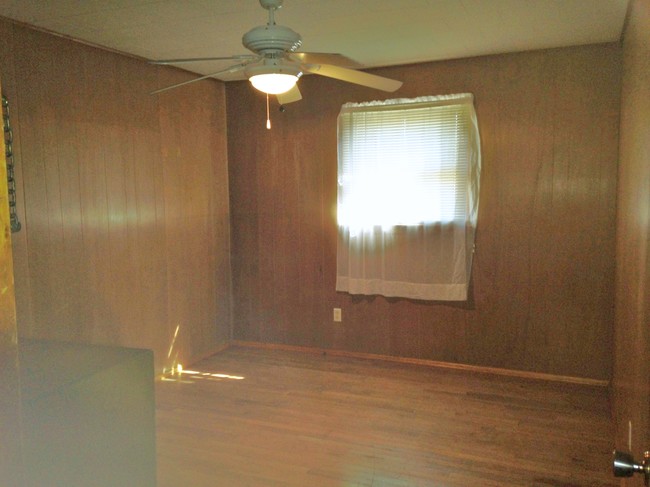 bedroom - 284 Campbell Ave Apartments Unit 284 Campbell Ave