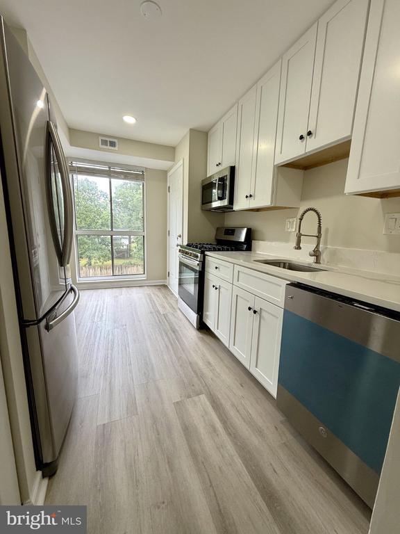 Building Photo - 5608 Bloomfield Dr Unit 201