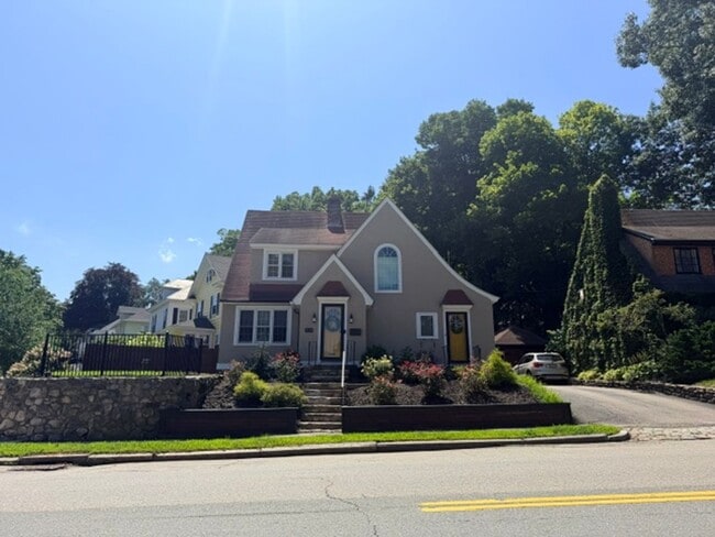 Photo - 860 Pleasant St