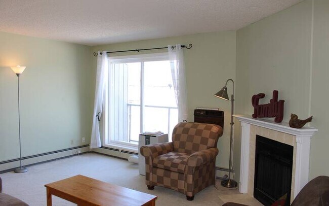 Photo - 833 Wollaston Crescent