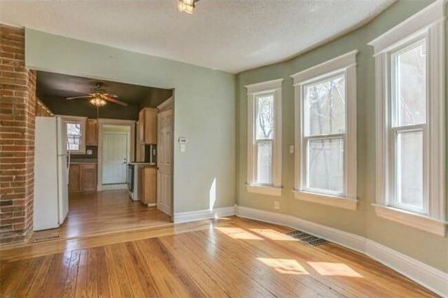 Photo - Big Character. Smart Size. Walk to Switchback. Unidad House