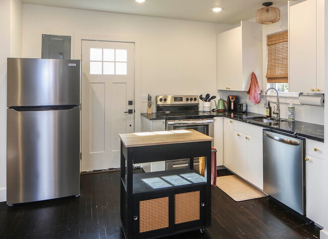 Building Photo - 1104 Matthews Pl