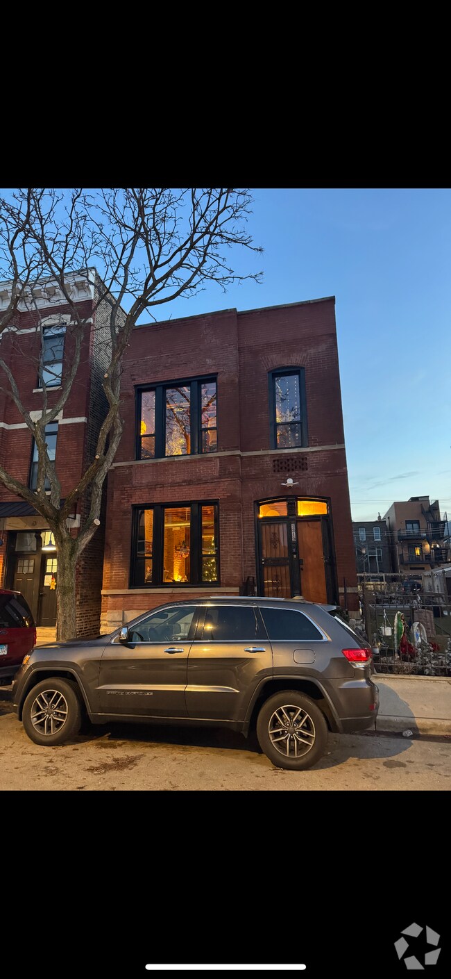 Building Photo - 1319 W Erie St Unit 1F Rental