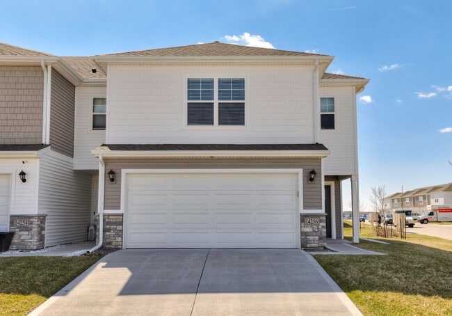 Building Photo - MODERN COMFORT!! 3 Bedroom, 3 Bathroom Townhome in Urbandale!