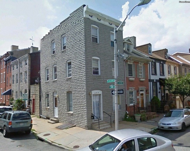 Ingrese por la izquierda del edificio. - 254 S Exeter St Unidad 1