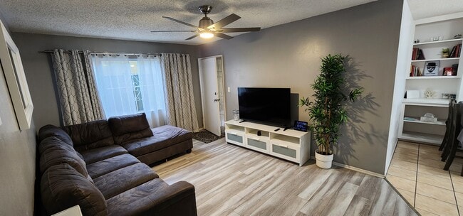 Photo - 1432 W 106th St Unidad Furnished 2 Bedroom