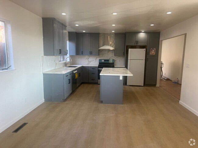 Building Photo - Spacious Newly Remodeled 3 Bedrooms and 2 ... Rental