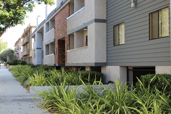 Photo - 2350 S Bentley Ave Unit 13