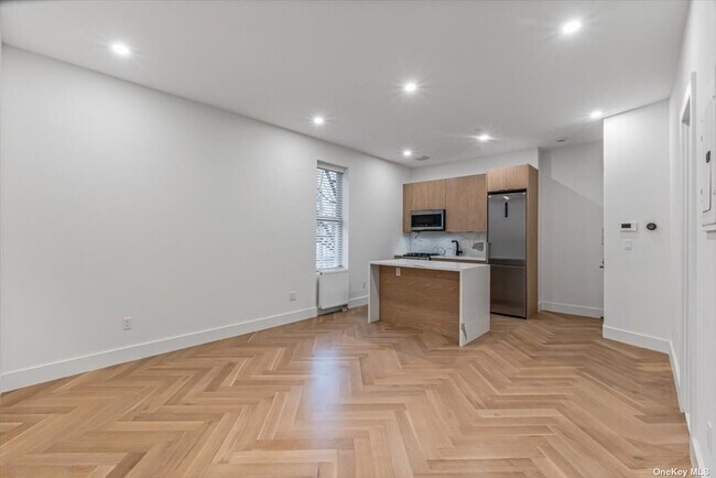 Photo - 75-01 61st St