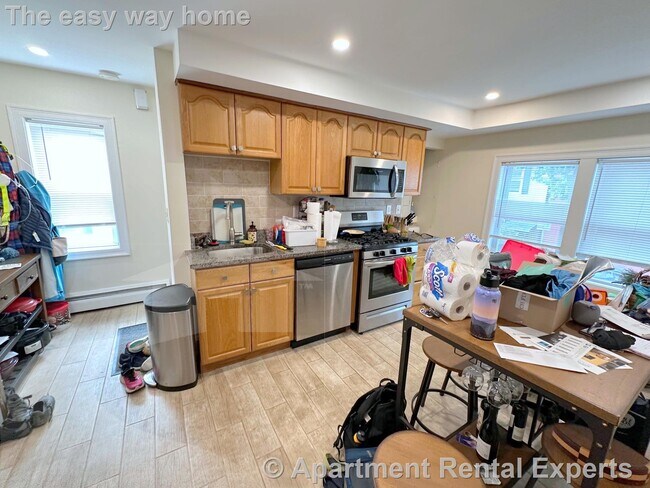 Building Photo - 164 Charles St