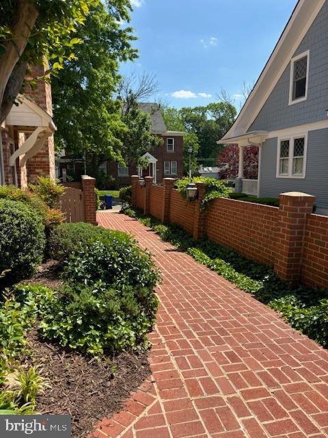 Photo - 870 N Jackson St