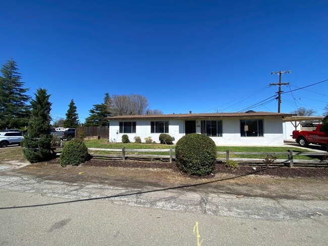Building Photo - 3 Bed/1 Bath with Large fenced yard in central Paso Robles near Highschool!