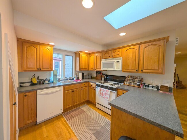 Photo - 24 Burnham St Apartments Unit 3