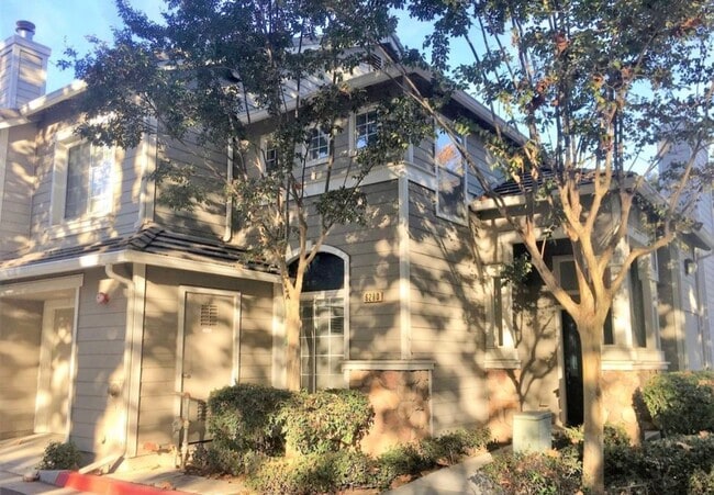 Building Photo - Stunning 3/3 PET FRIENDLY Condo in South San Jose