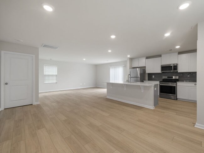 Building Photo - Modern 5BR Home with Quartz Kitchen & Open...