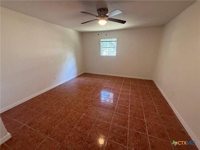 Photo - 560 Wickford Way