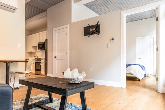 44 Bromfield St