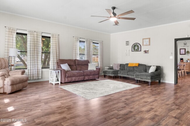 Photo - 501 Daspit St