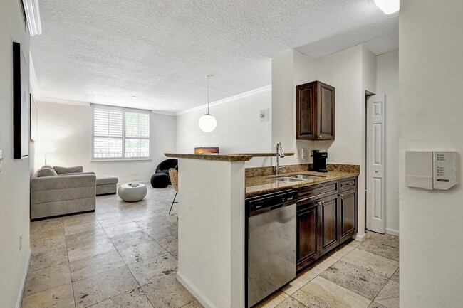 Building Photo - 580 S Sapodilla Ave Unit 105 Rental