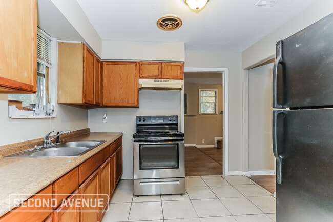 Photo - 5110 Dostie Dr S