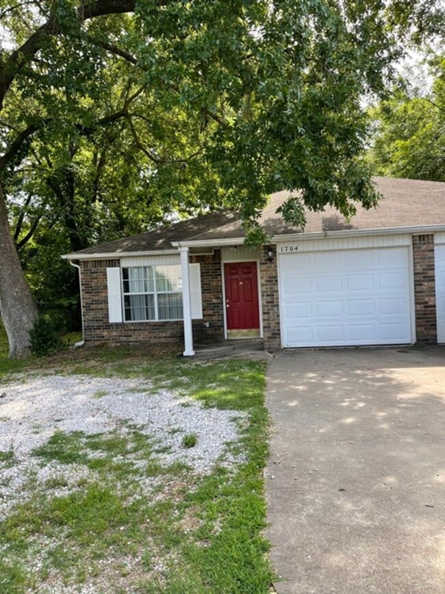 Building Photo - 1702-1704 N. Lewis Ave Unit LEWIS 1704-1