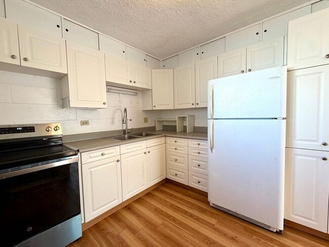 Building Photo - Salt Lake: 2 Bed, 1 Bath Apartment w/ 1 Parking Unit 307