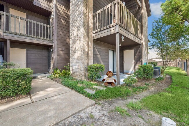 Building Photo - 12755 Mill Ridge Dr Unit 306