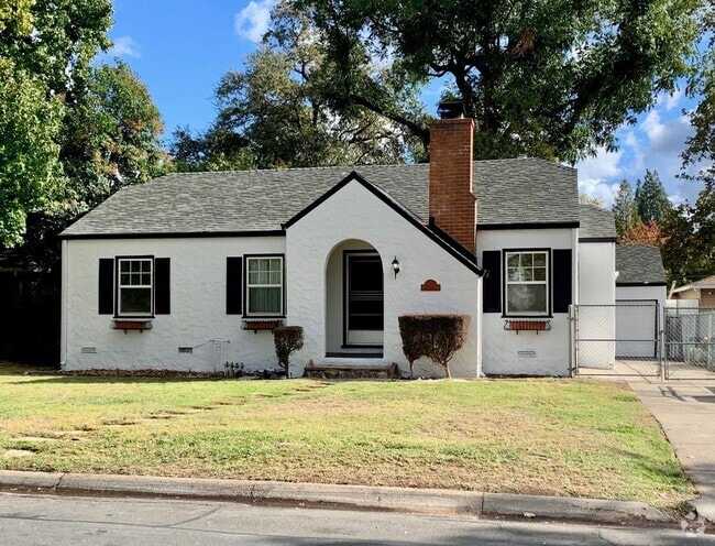 Building Photo - Adorable Three Bedroom, One-story Home in ...