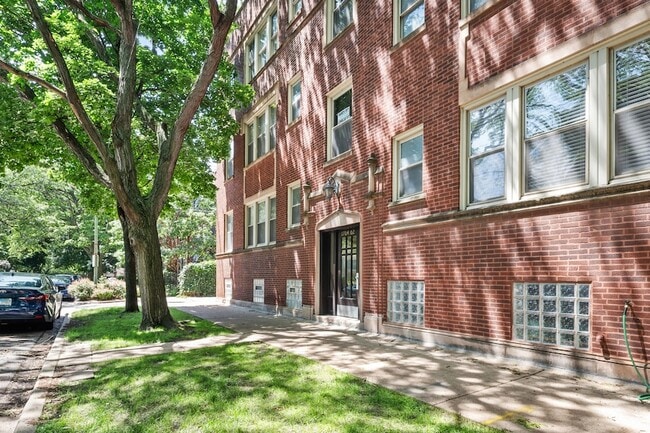 Building Photo - 1702 W Catalpa Ave Unit 3E