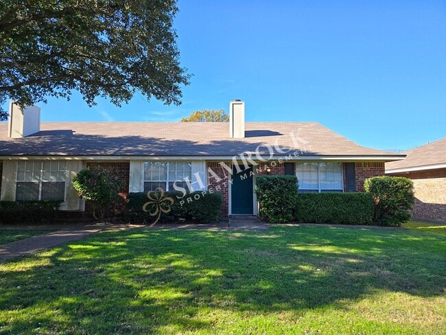 Building Photo - 3/2 Duplex in Midway ISD!