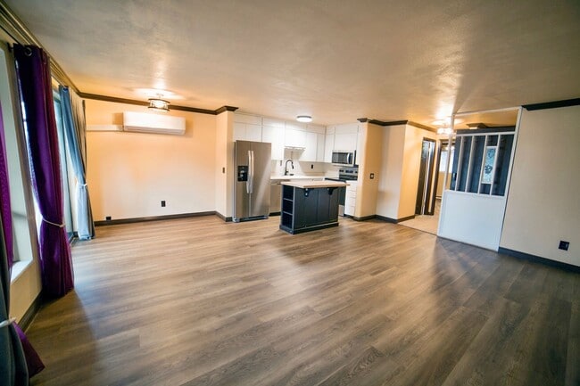 Building Photo - Quiet Top Floor 1 Bedroom Condo in Gated Tukwila Community