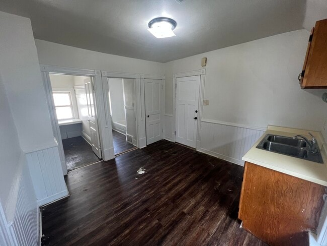 Photo - 922 S 74th St
