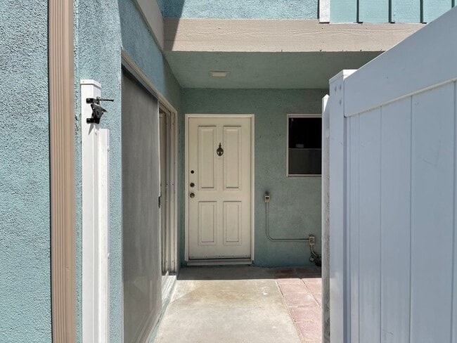2 Bedroom + 1.5 Bathroom Condo | Pierpont Beach | Ventura | Unfurnished