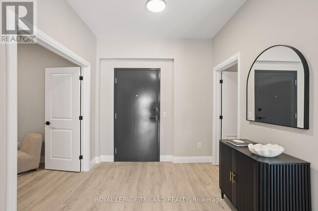 Photo - 33318 Richmond St