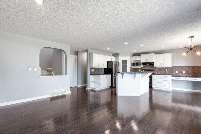 Photo - 1020-118A 118a St SW