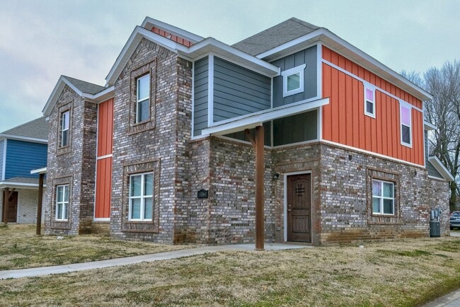 Building Photo - Beautiful 3 bed / 3.5 bath duplex with two car garage - Minutes from U of A!