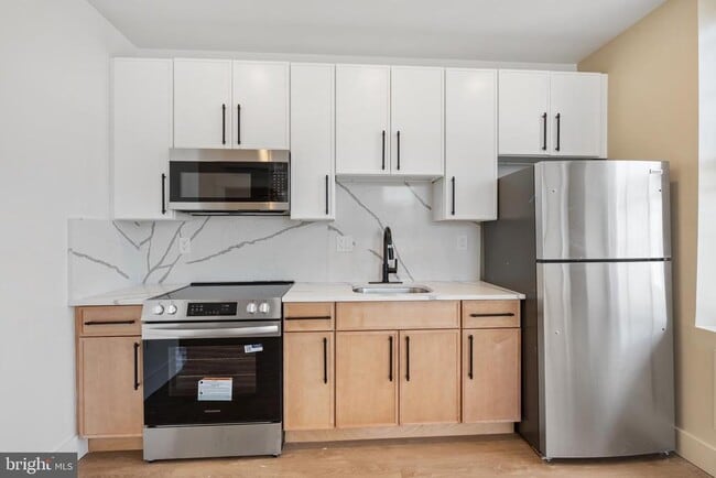 Photo - 900 N 41st St Unit 2ND FLOOR FRONT