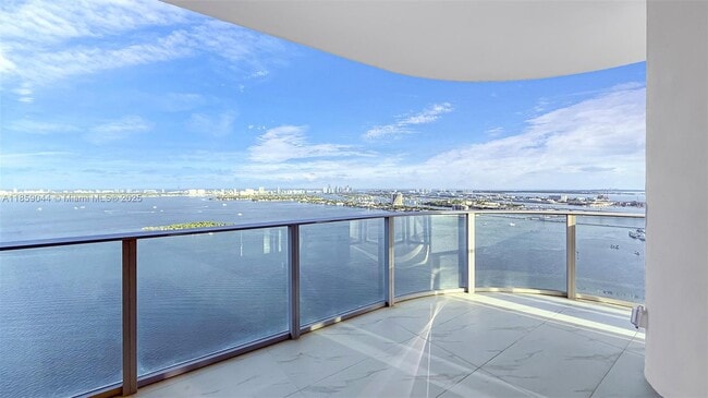 Building Photo - 700 NE 24th St Unit 3407